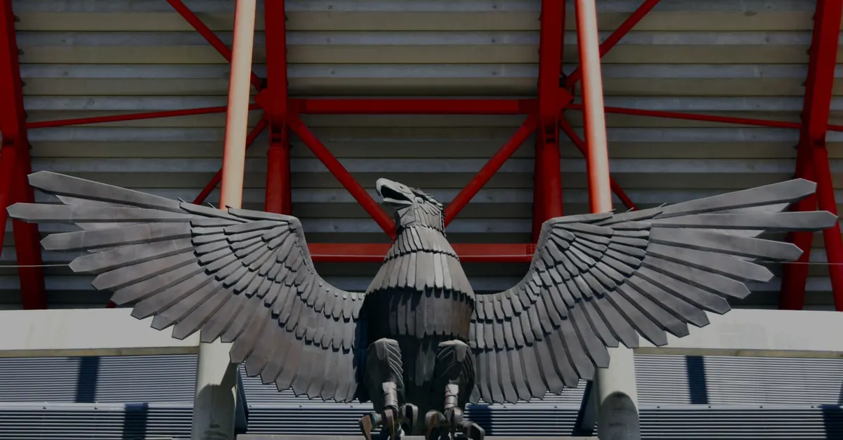 La statue géante de l'aigle à Eagle Square (Dataran Lang) à Langkawi, avec vue sur la mer et les montagnes en arrière-plan