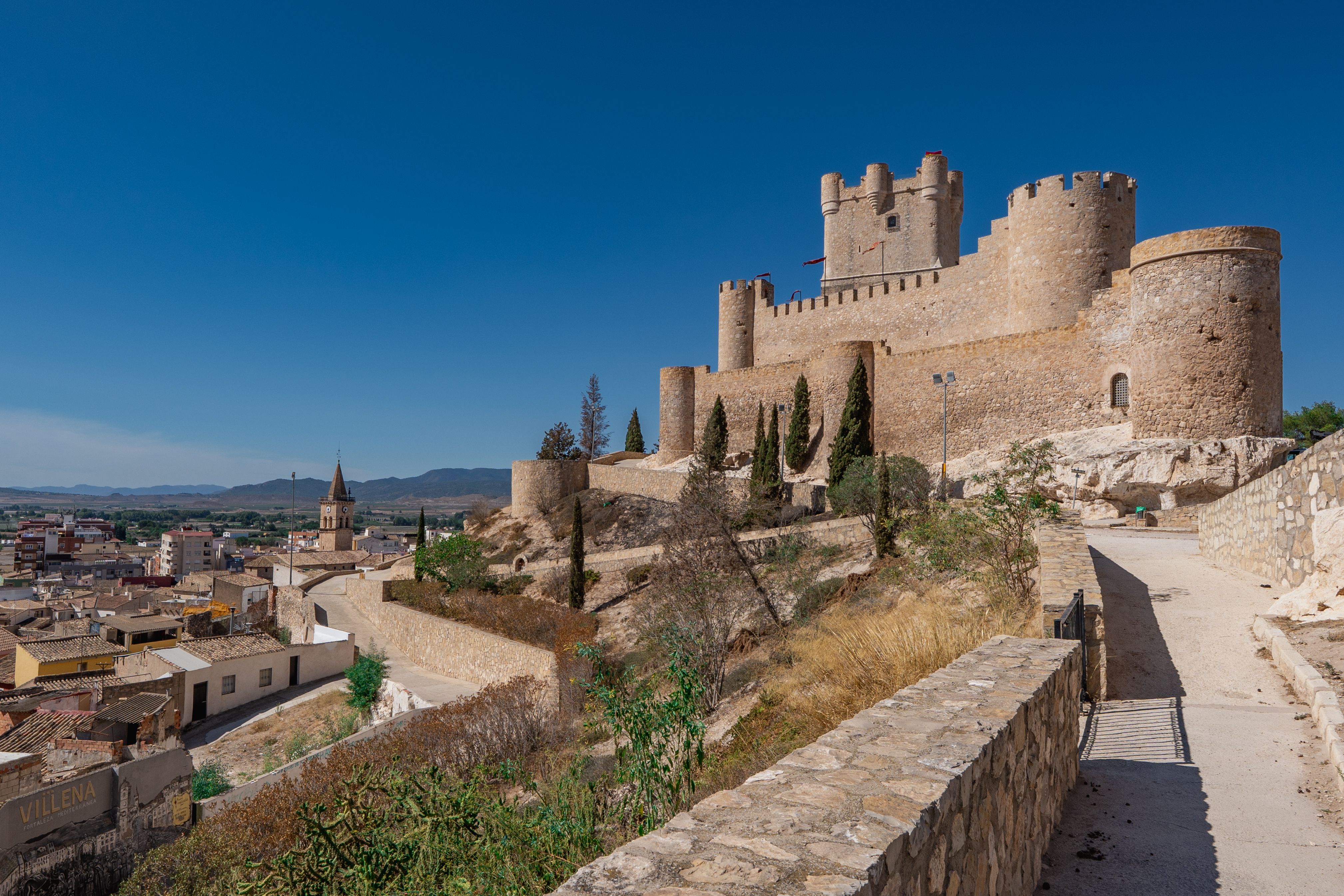 Europe des cités fortifiées oubliées : 26 villages ceints de remparts où l'histoire se dévoile pour 