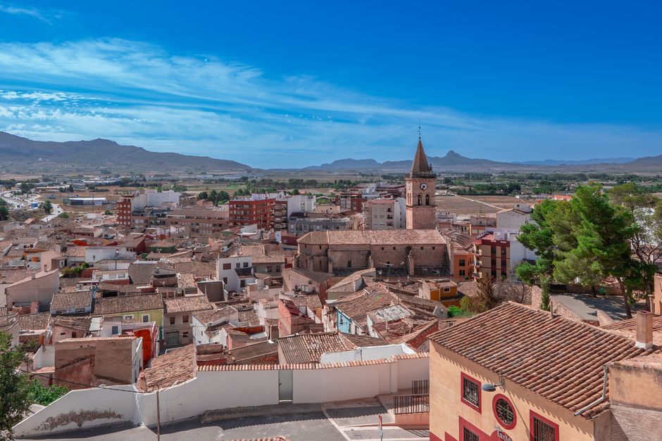 Impresionante vista aérea de Villena, centro histórico de España con paisajes pintorescos y arquitectura tradicional.