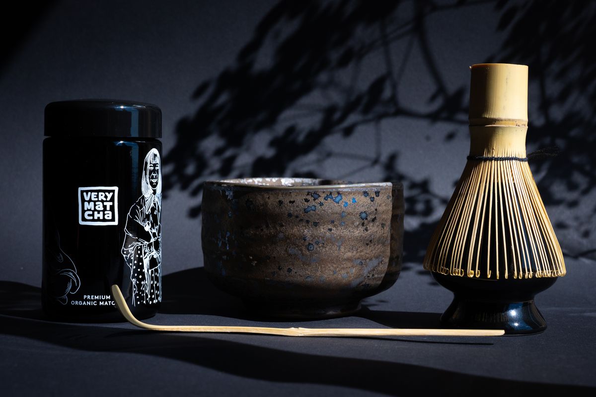 茶筅と茶碗を並べた日本茶の道具