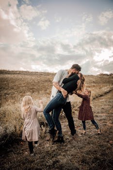 一个快乐的家庭在户外的大自然中分享了充满爱的时刻