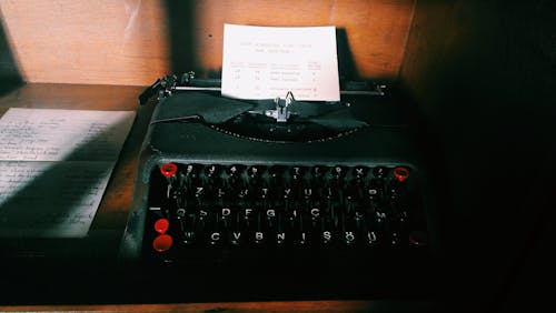黑色打字機上的紙