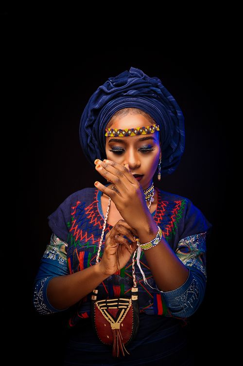 Free A striking portrait of an adult woman wearing traditional Nigerian attire and jewelry. Stock Photo