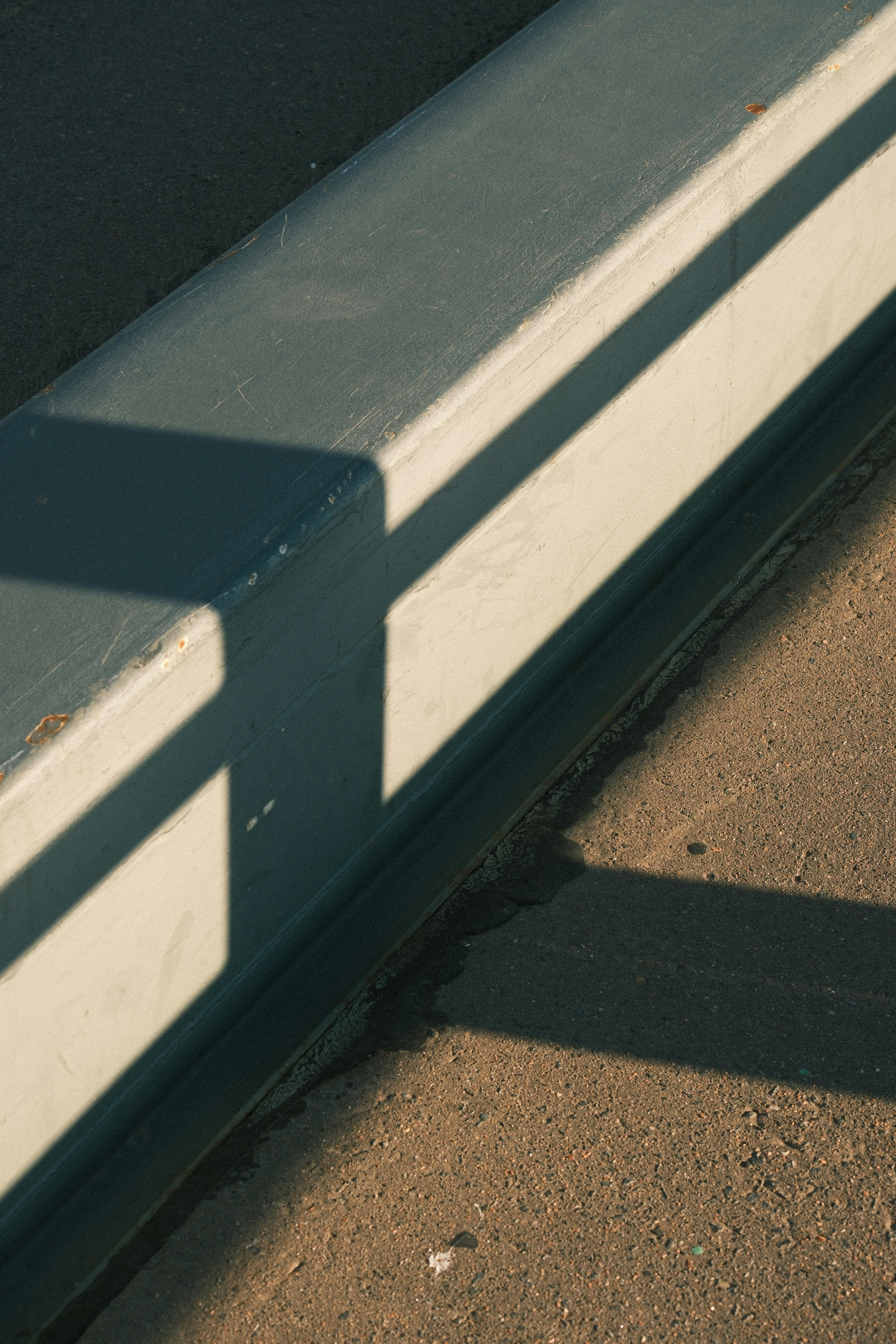 De franc L'ombra abstracta il·luminada pel sol sobre la superfície de formigó evoca el minimalisme artístic. Foto d'estoc