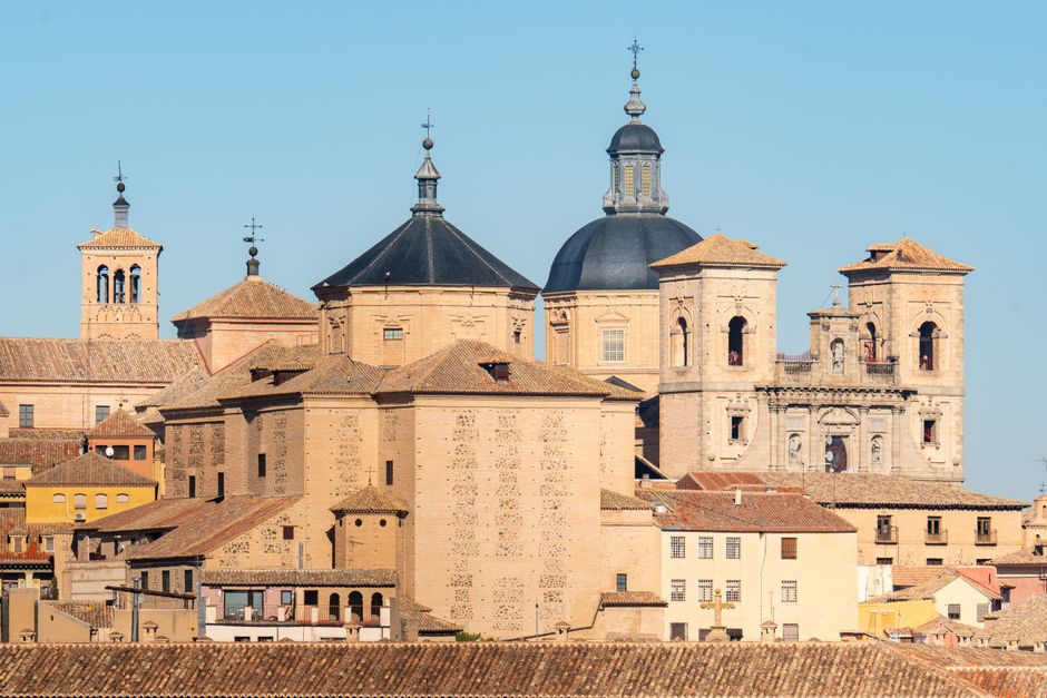 A stunning view of historic buildings in Toledo, Spain, showcasing traditional architecture.