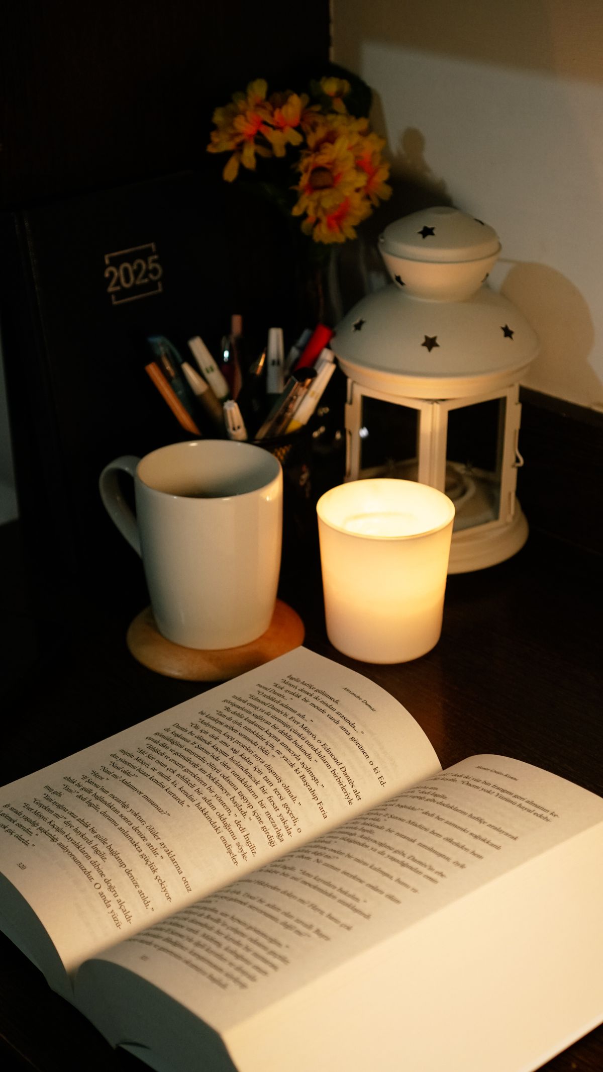 Rincón cálido iluminado por velas, ambiente de historias nocturnas