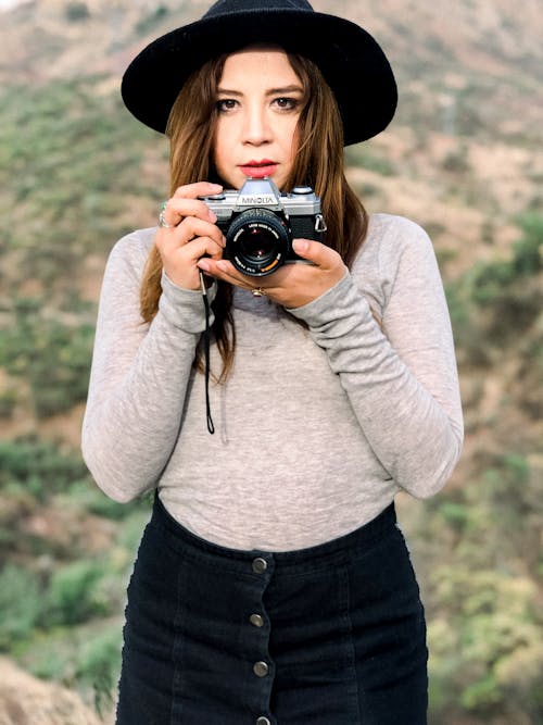 Selektiver Fokus Fotografie Der Frau, Die Kamera Hält