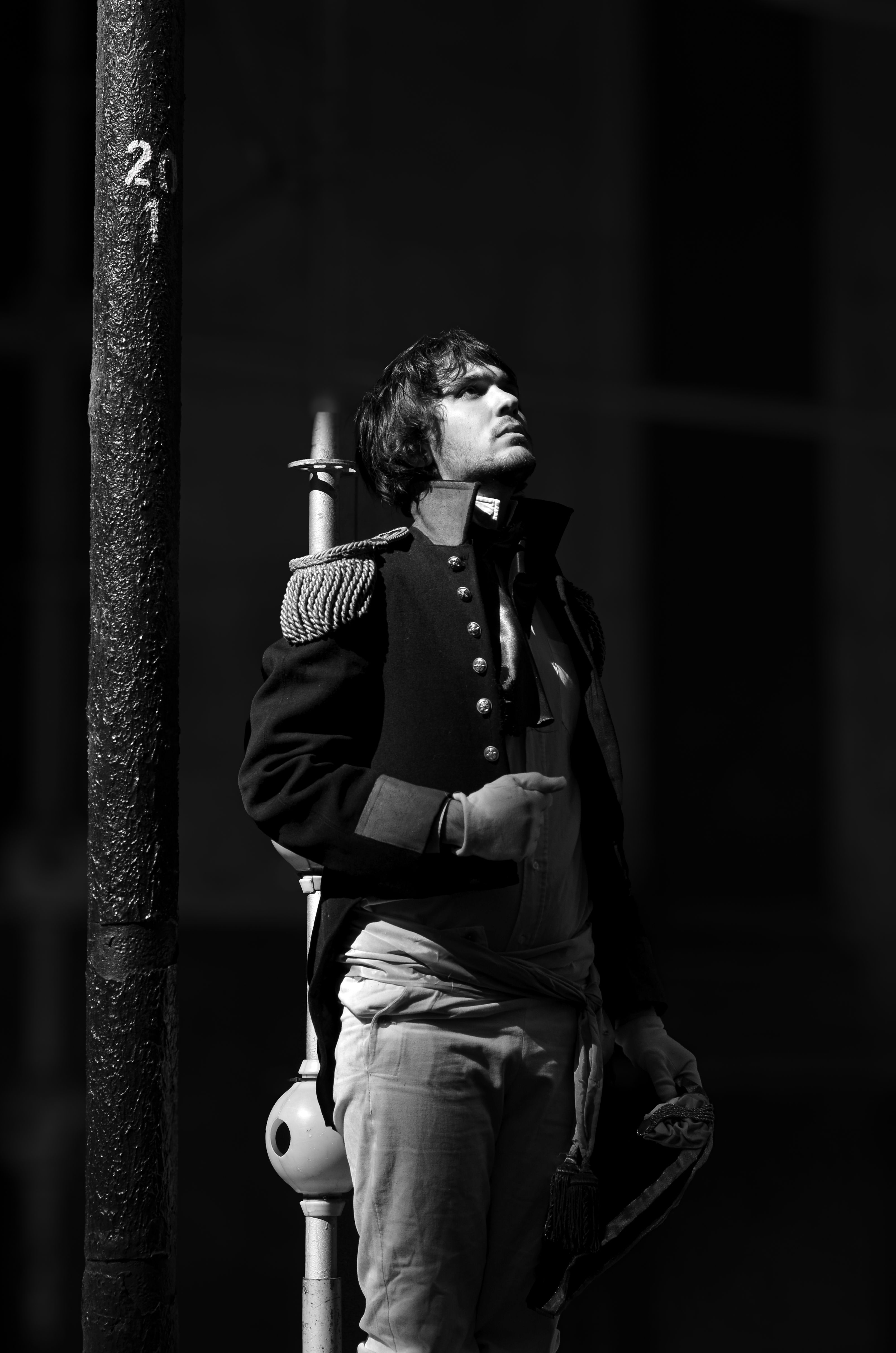 A man dressed in historical military uniform stands by a lamppost in Buenos Aires.