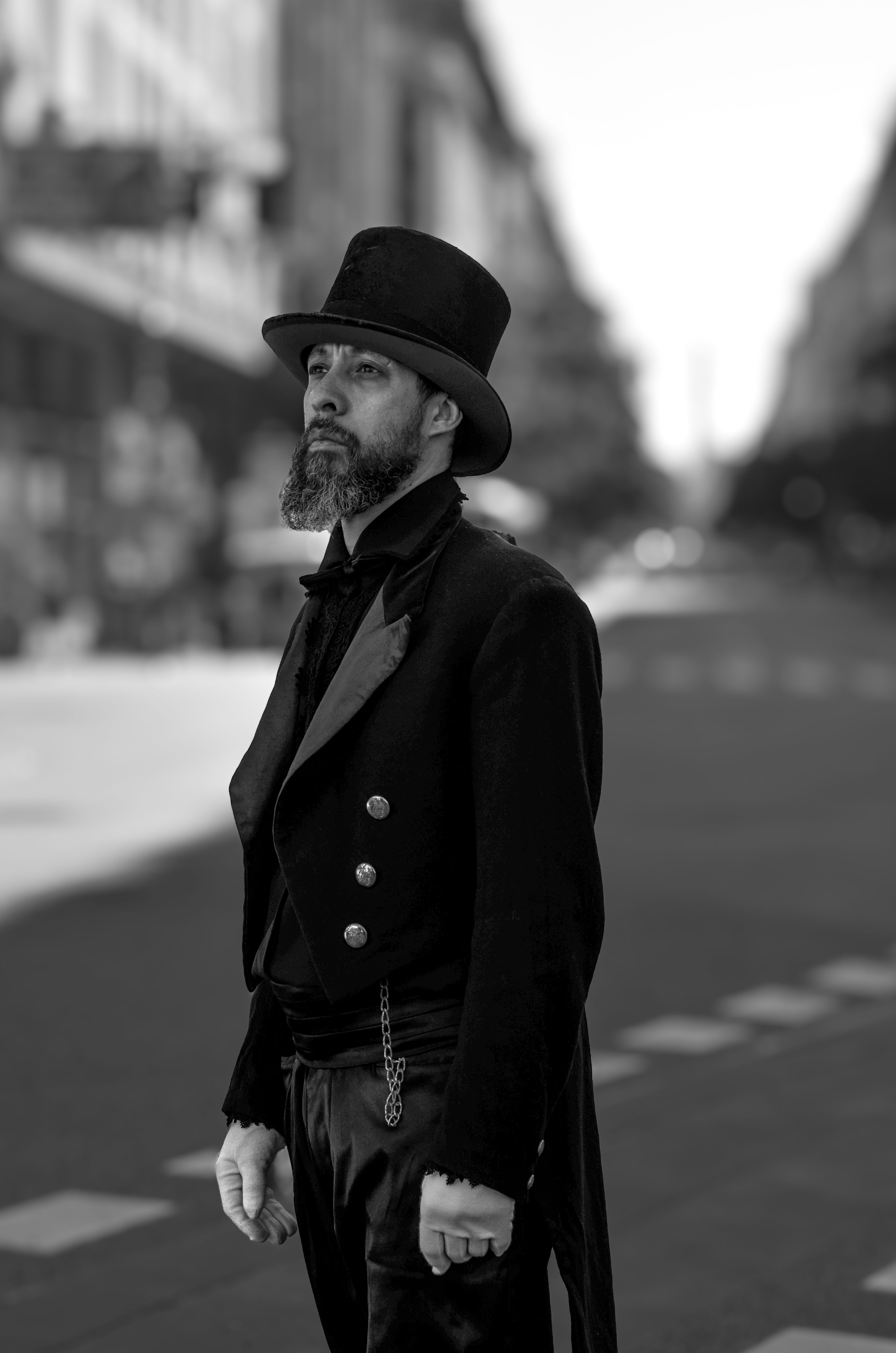 Black and white portrait of a vintage-clad gentleman in Buenos Aires street, evoking classic elegance.