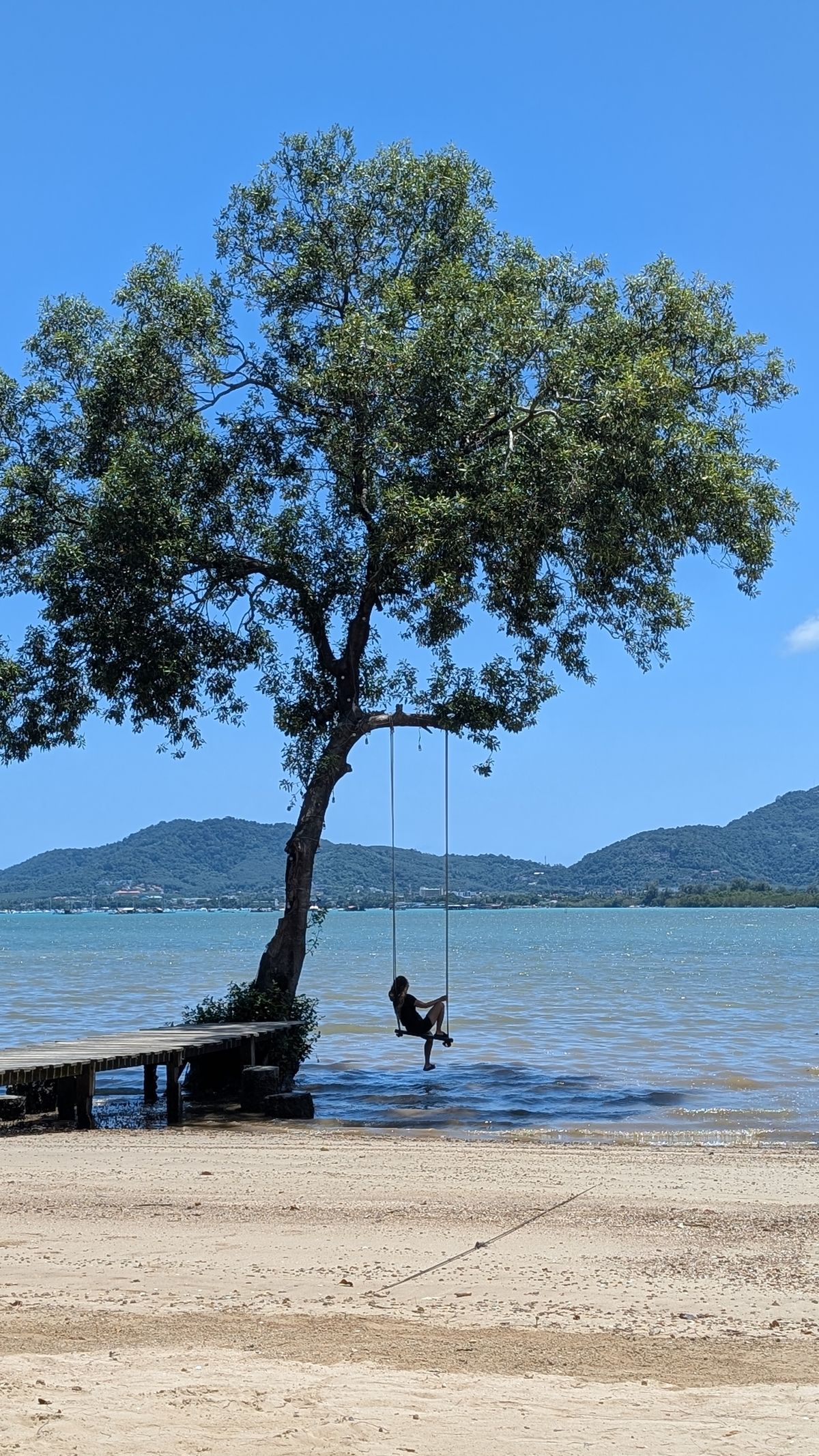 Rawai - bărci de pescari tradiționale pe plajă în Phuket