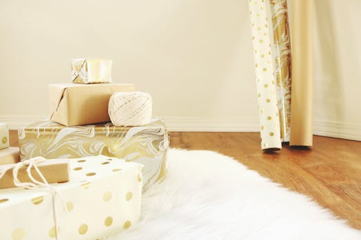 木地板上堆着一堆包装精美的金色和白色礼物