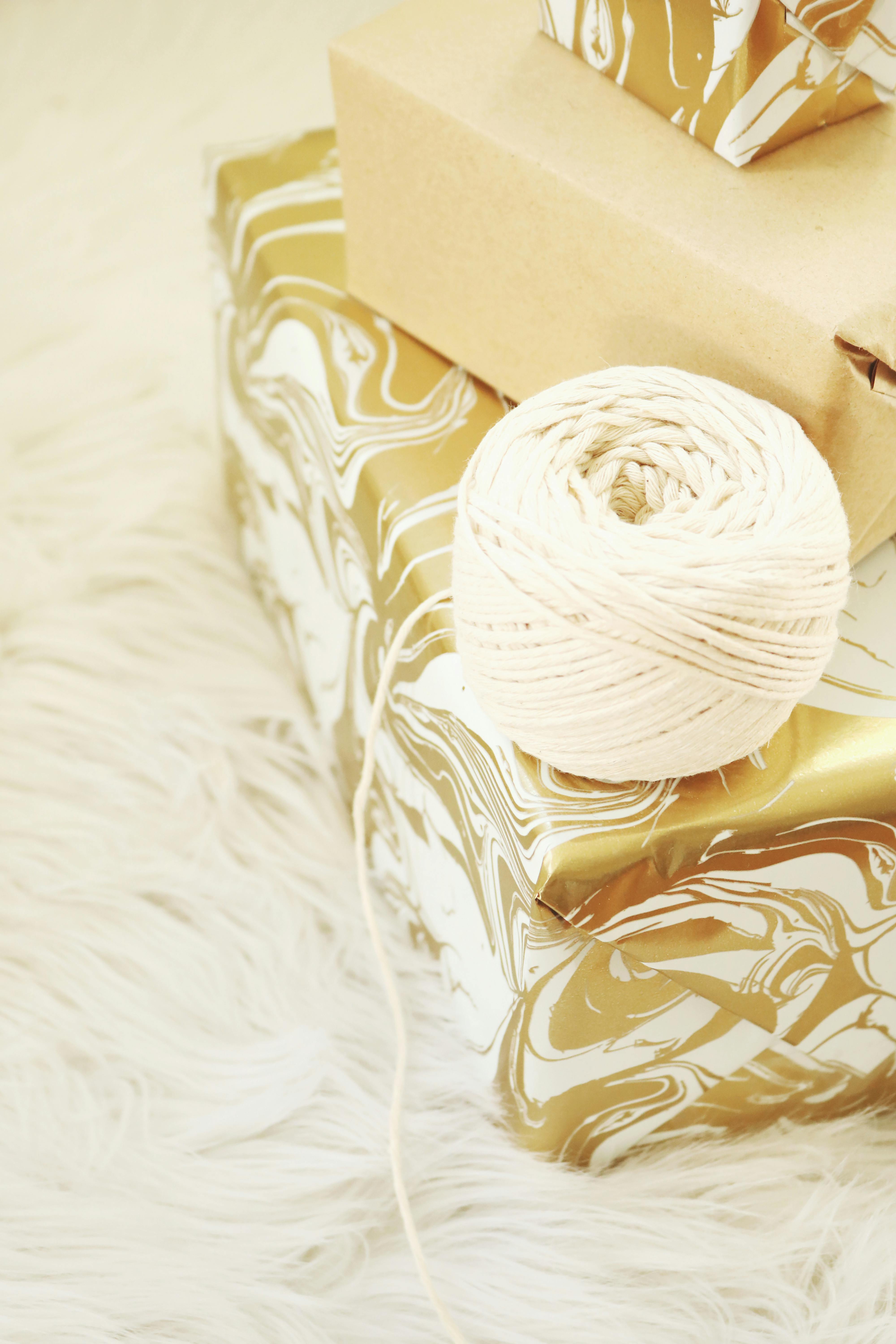 精美包装的礼物特写，上面有金色纸、氨纶和柔软的毛皮表面