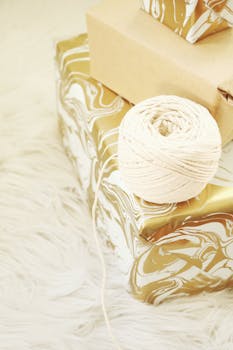 精美包装的礼物特写，上面有金色纸、氨纶和柔软的毛皮表面