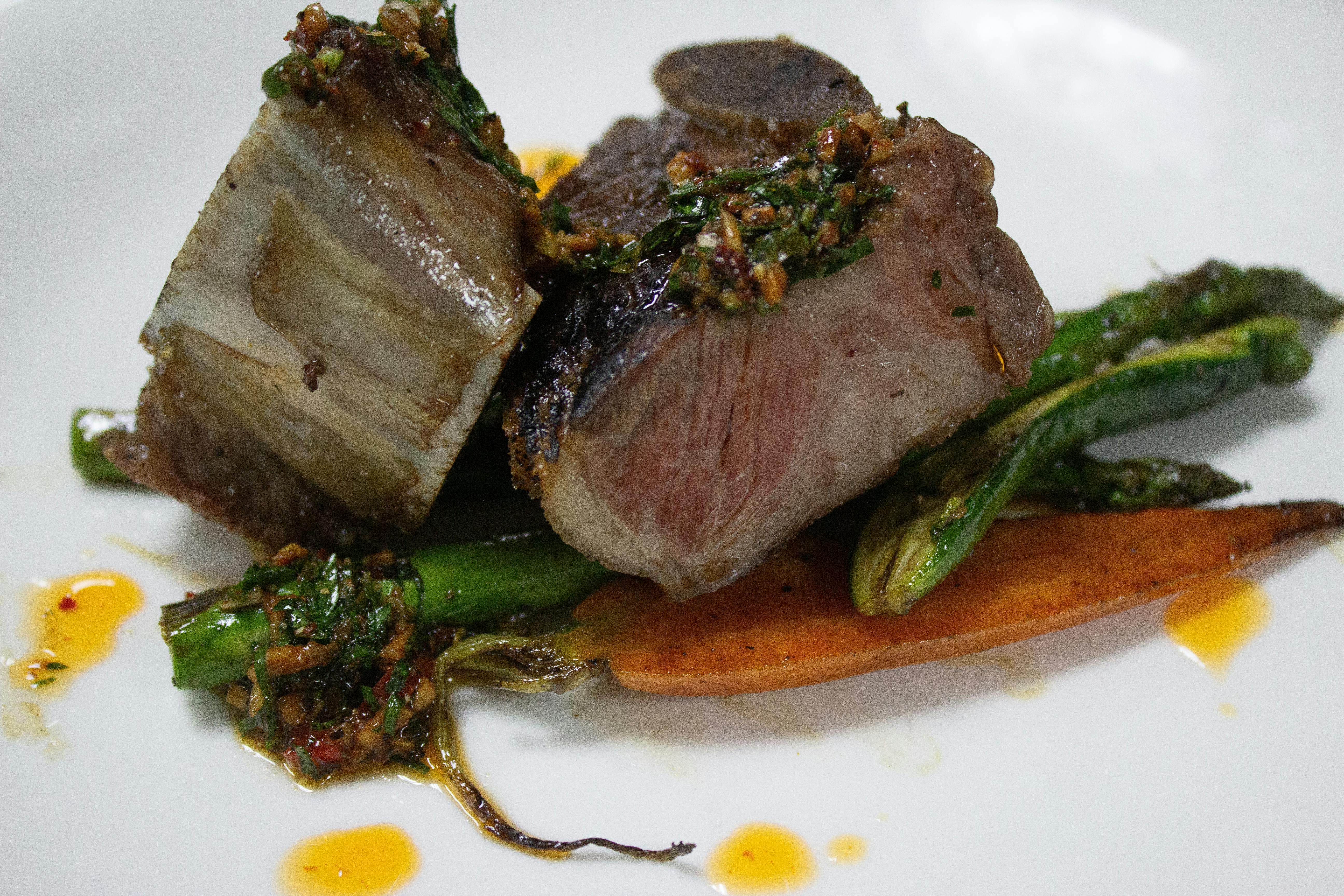 Delicioso wagyu beef com aspargos e molho, perfeito para alta gastronomia em hotéis de luxo.