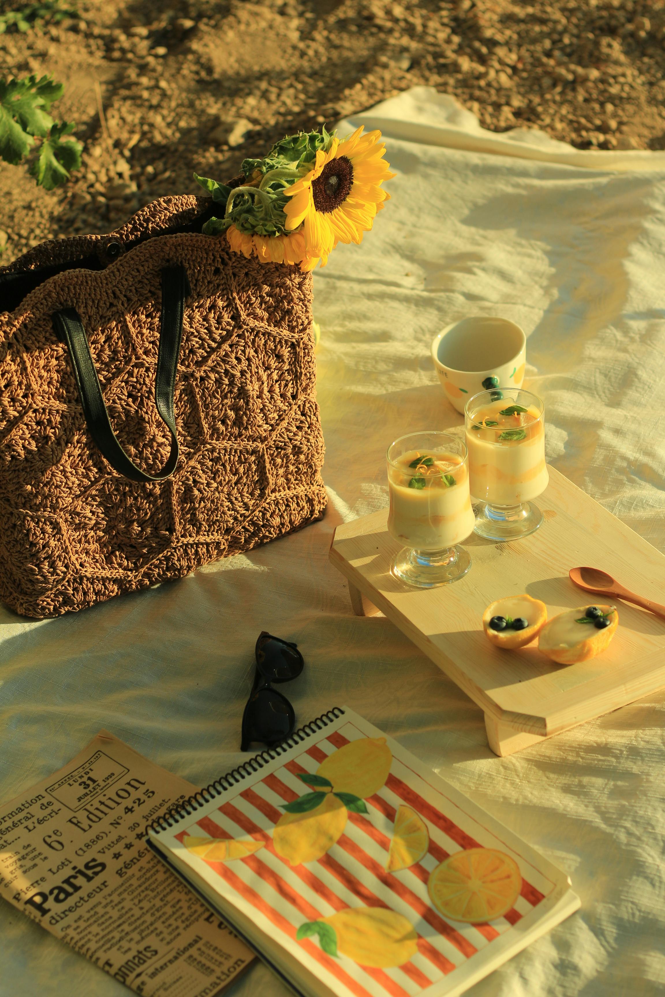 免費 溫暖陽光下的檸檬和向日葵，是質樸的戶外野餐場景。 圖庫相片