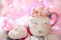 这款舒适的圣诞老人主题马克杯，里面装满了粉色棉花糖，非常适合增添节日欢乐