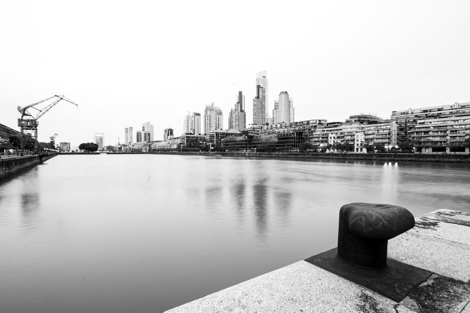 Vista en monocromo del horizonte de Puerto Madero reflejado en las tranquilas aguas de Buenos Aires.