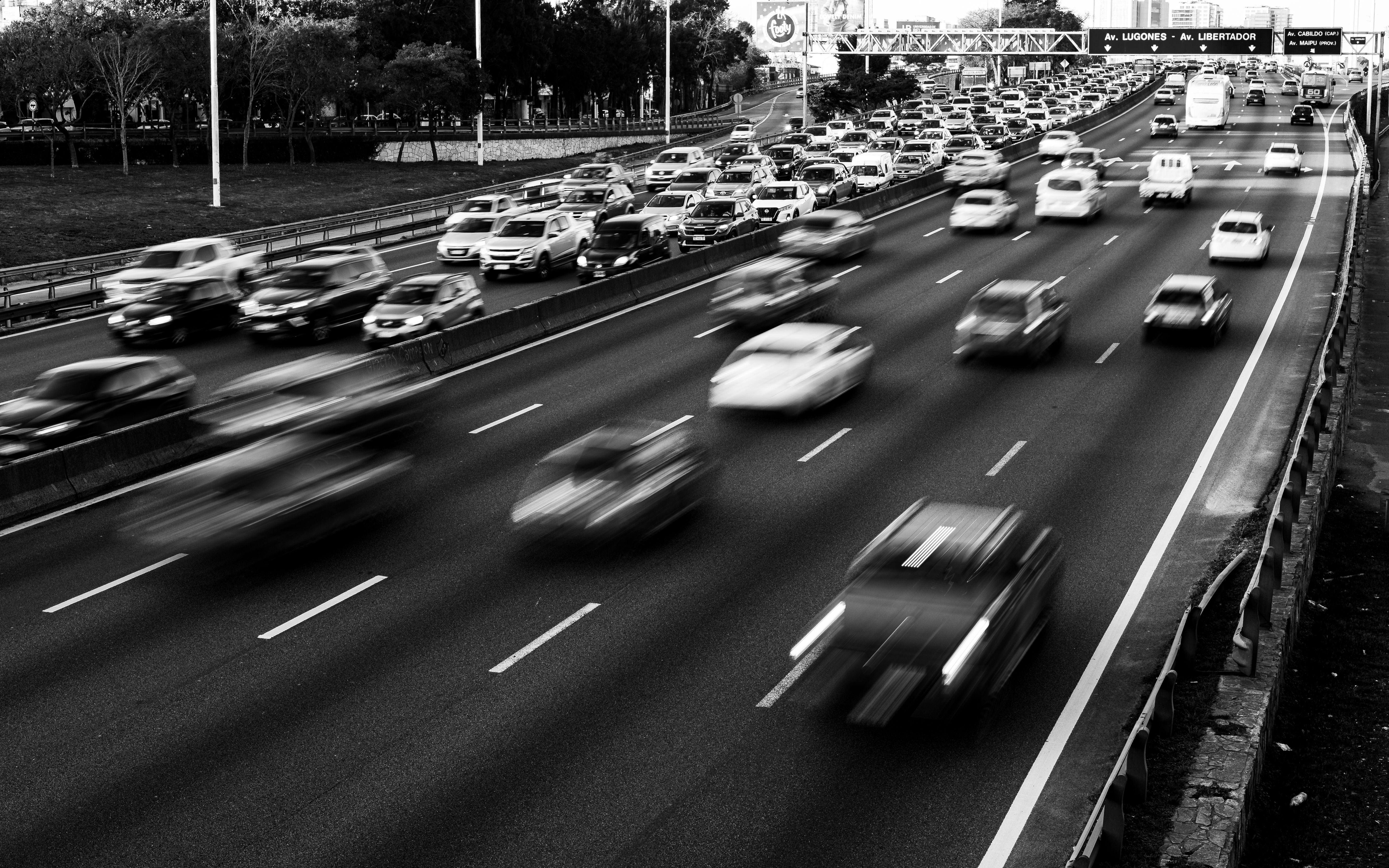 Gratuit Image captivante en noir et blanc de la circulation urbaine intense sur une autoroute à Buenos Aires, en Argentine. Photos