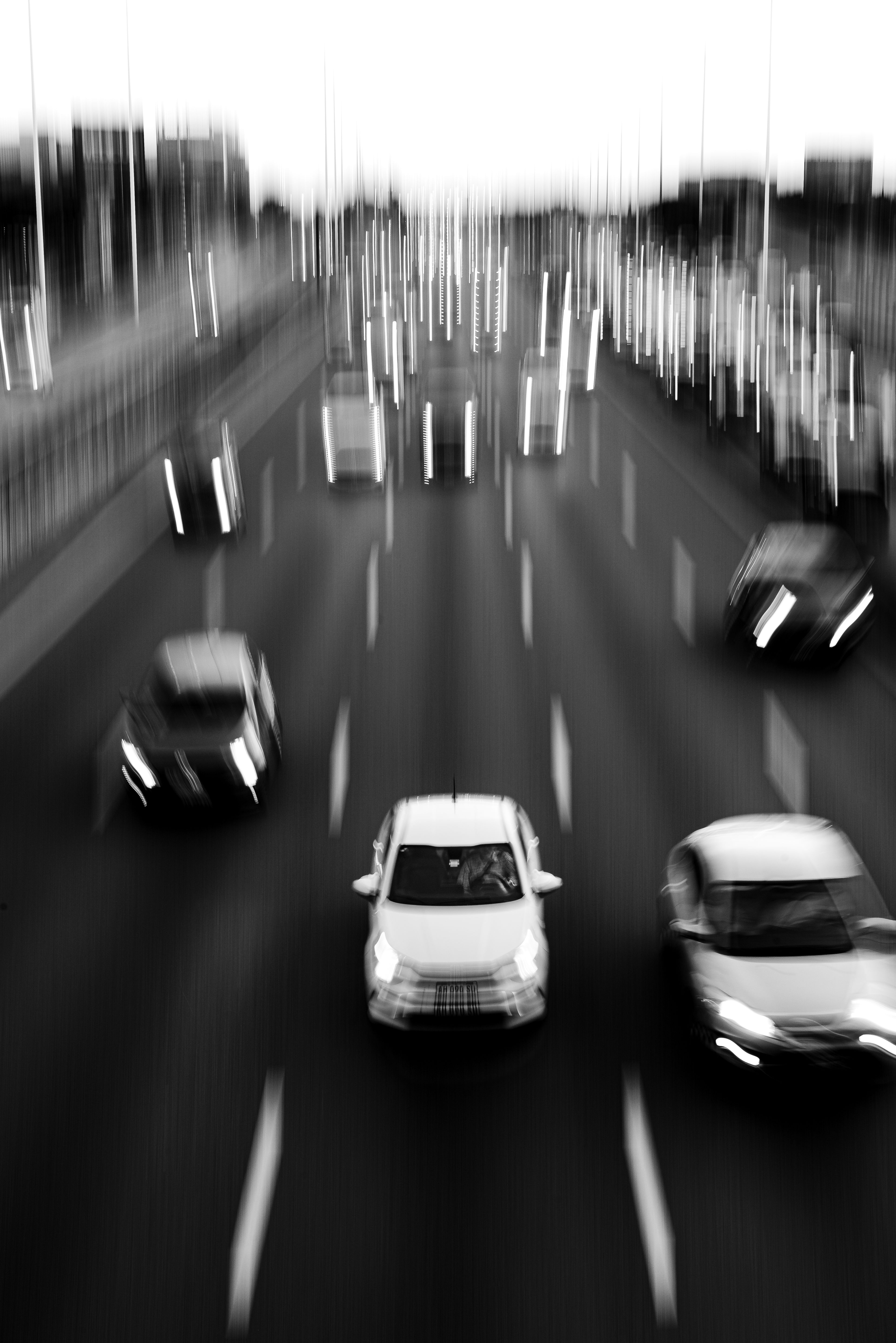 Gratuit Voitures floues en mouvement dans une rue urbaine animée de Buenos Aires capturées en noir et blanc. Photos