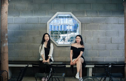 Wanita anggun di jalan perkotaan