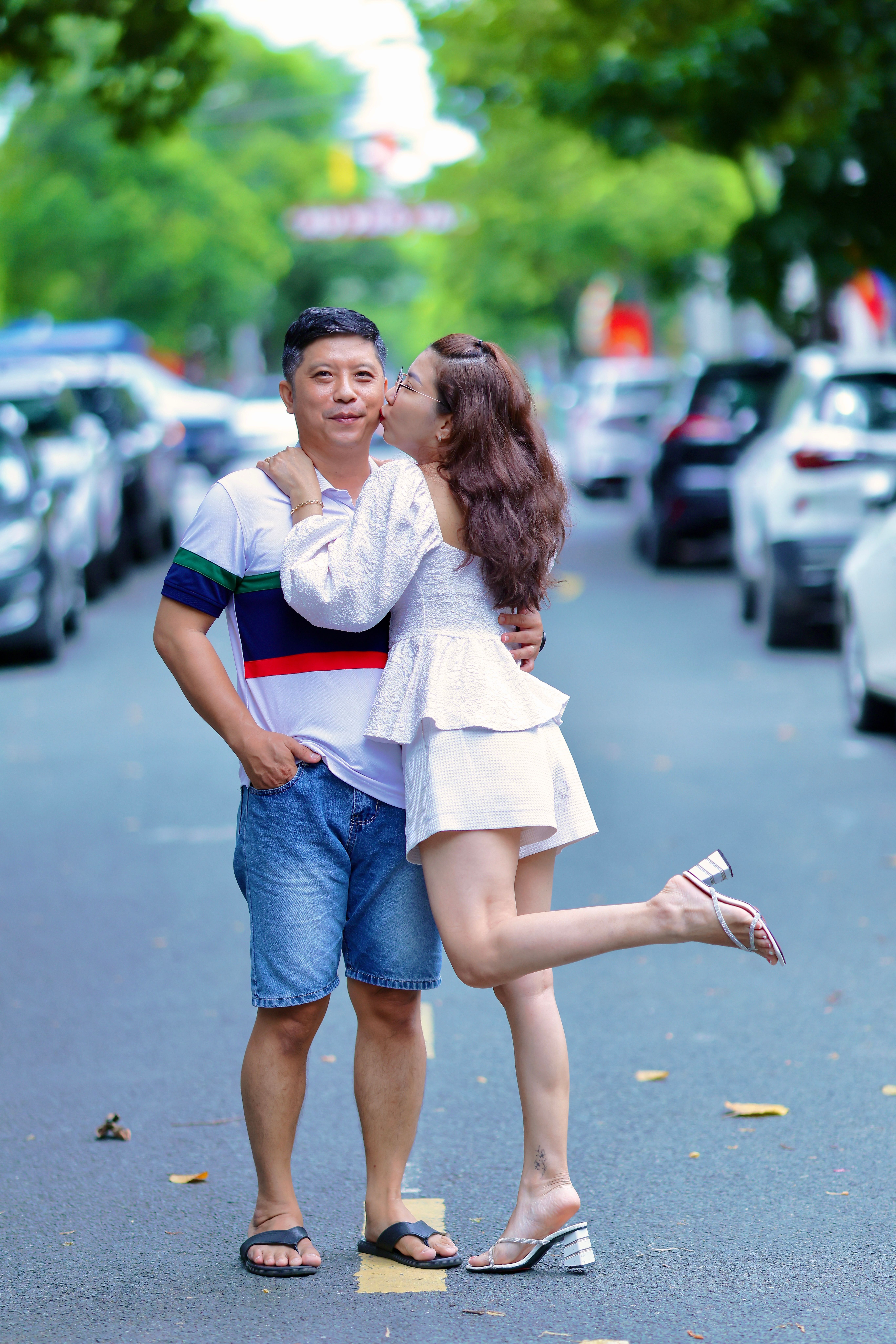 Una Pareja Feliz Abrazándose En Una Calle De La Ciudad · Foto de stock ...