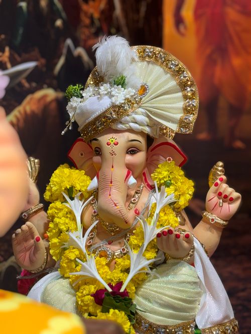 Free Vibrant Ganesh idol adorned with flowers and ornate decorations for Ganesh Chaturthi festivities. Stock Photo