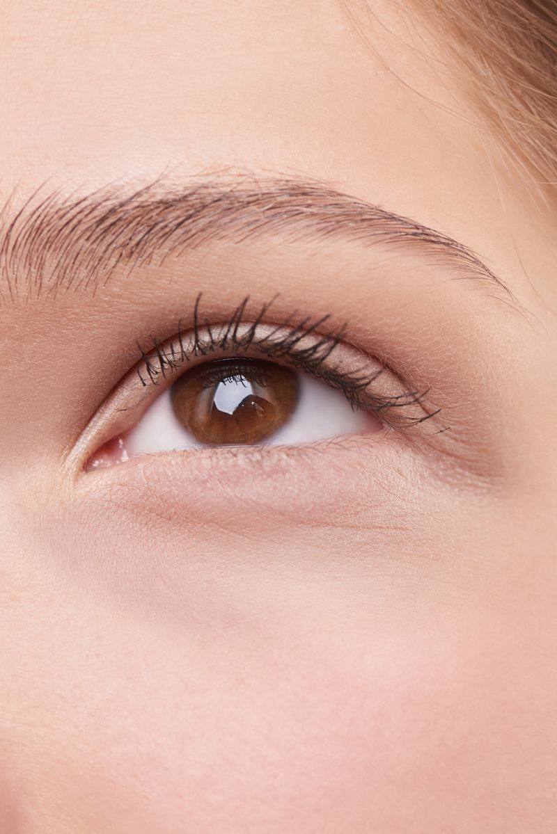 Naturally lifted lashes on a brown eye