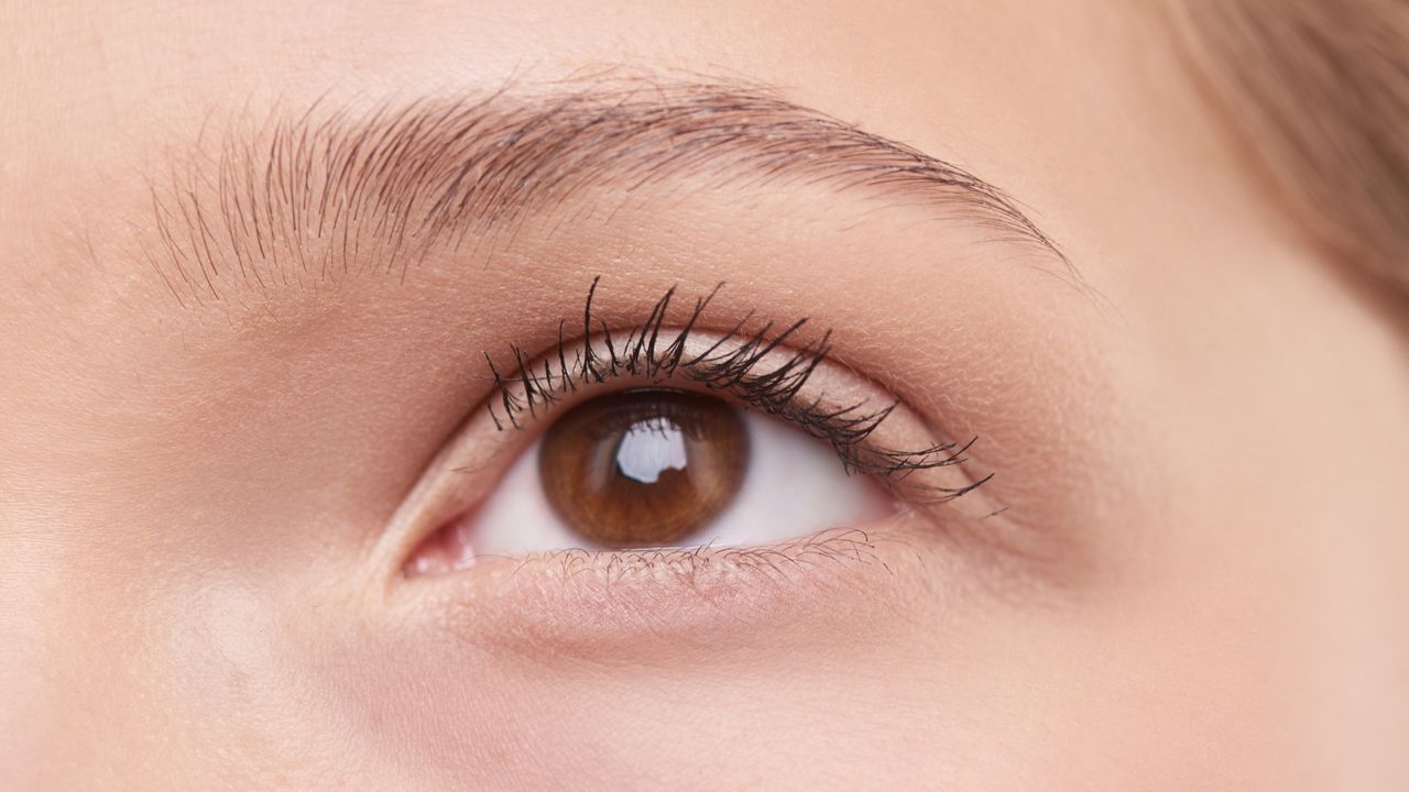Detalhe de equipamento de micropigmentação de olhos em clínica de estética moderna e acolhedora