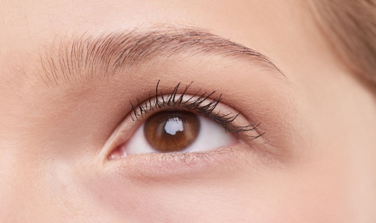 Primer plano del contorno de ojos de una mujer con piel natural, tratamiento de ojeras y bolsas en Sapphira Privé Montecarmelo