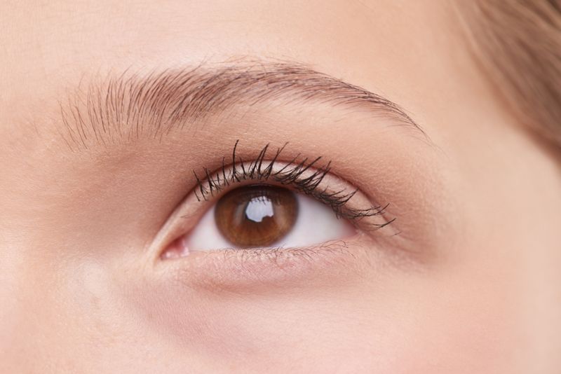Œil naturel aux cils allongés