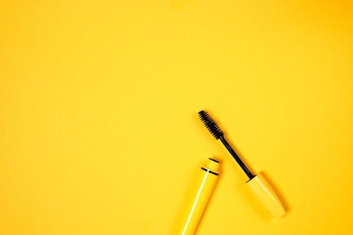 Kostenlos Gelbe Wimperntusche Auf Gelbem Hintergrund Stock-Foto