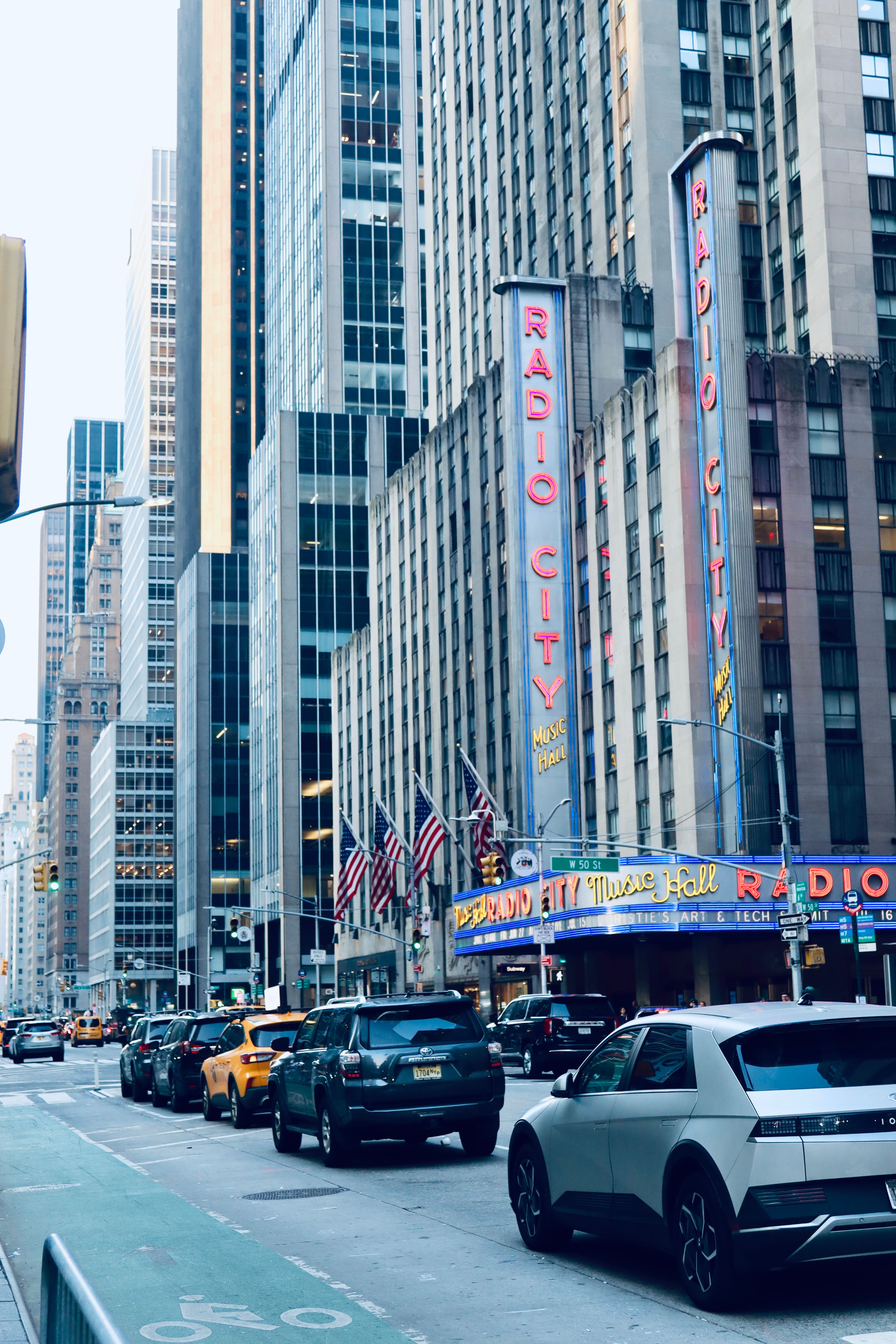 Iconic Radio City Music Hall in Busy New York · Free Stock Photo