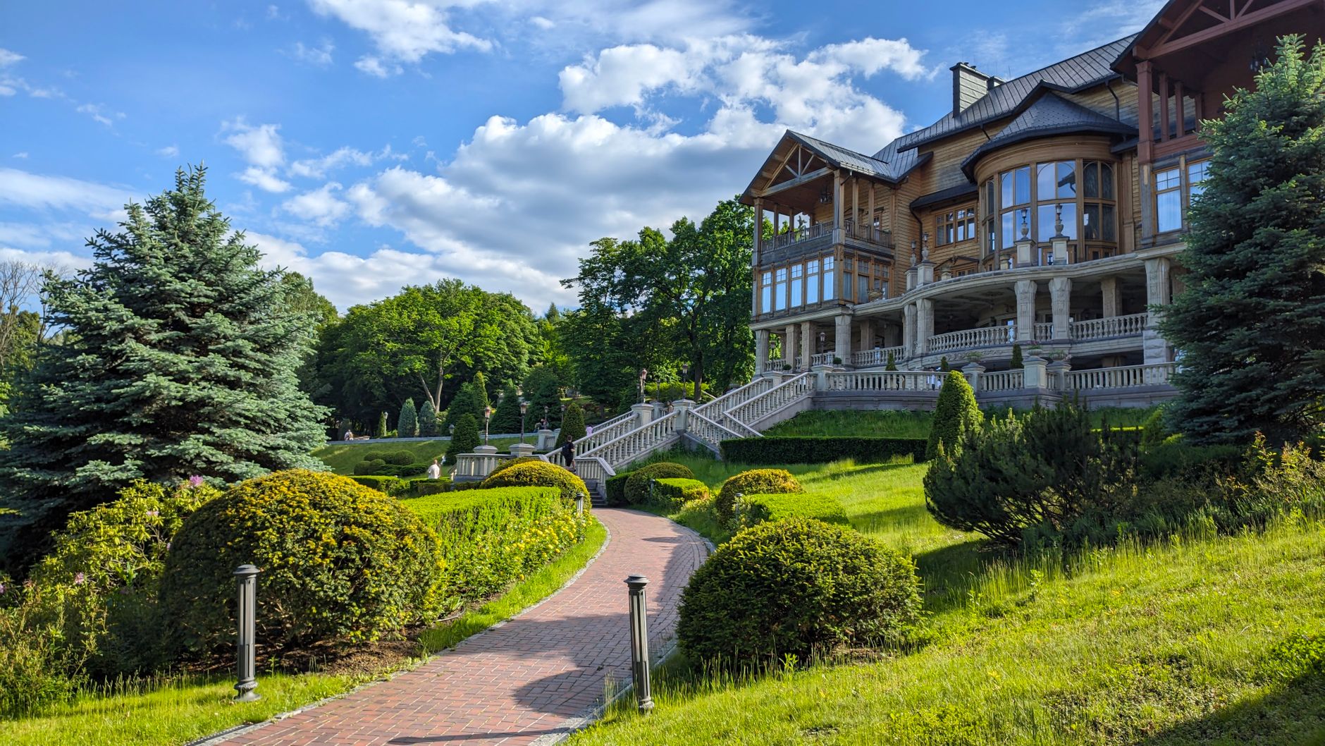 Jennifer Lopez Just Cut $18 Million From Her Beverly Hills Ask — and It's Telling Us Something True About This Market Jennifer Lopez Just Cut $18 Million From Her Beverly Hills Ask — and It's Telling Us Something True About This Market