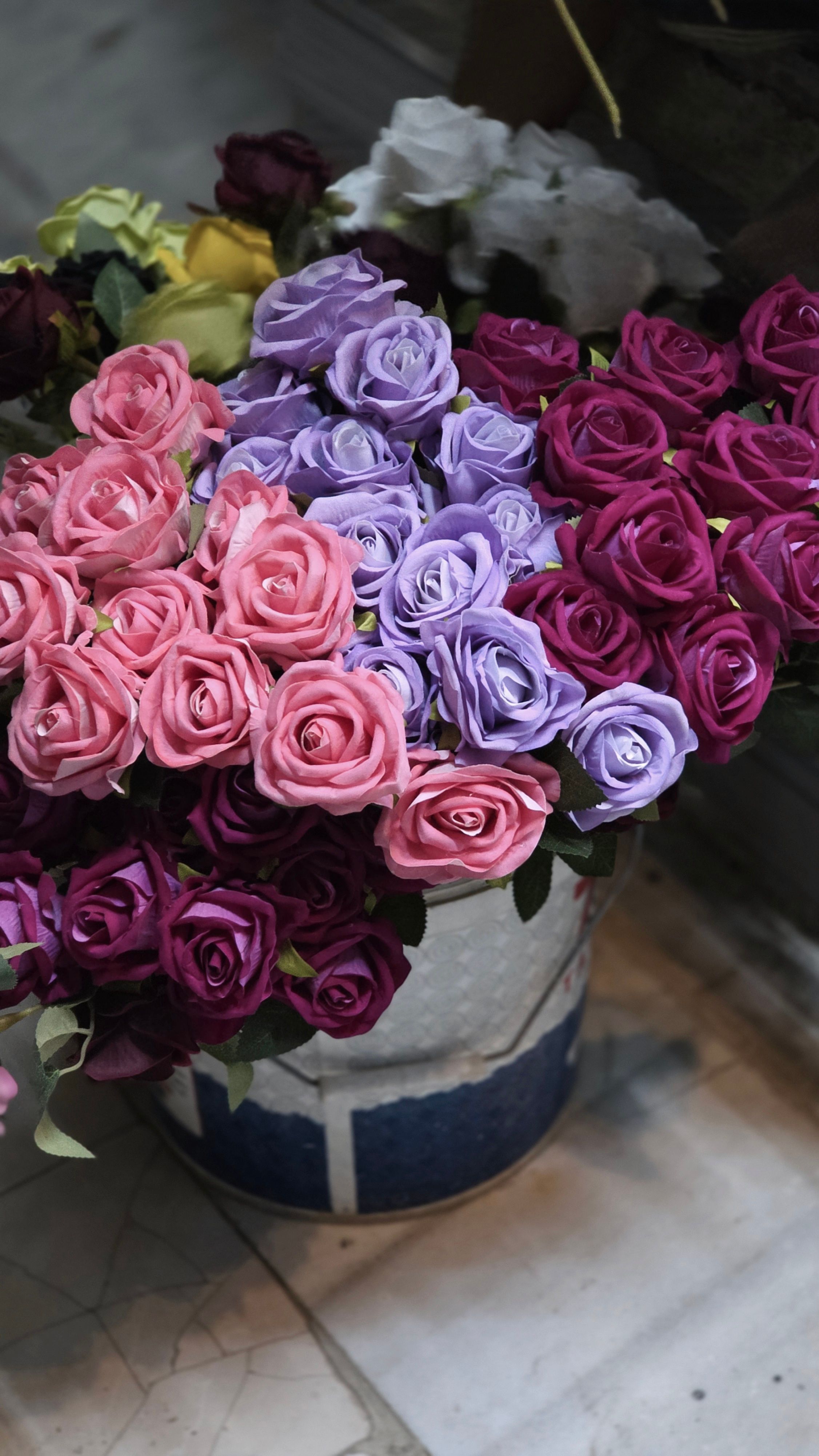 Exibição Elegante De Rosas Cor De Rosa E Roxas Em Vaso · Foto ...