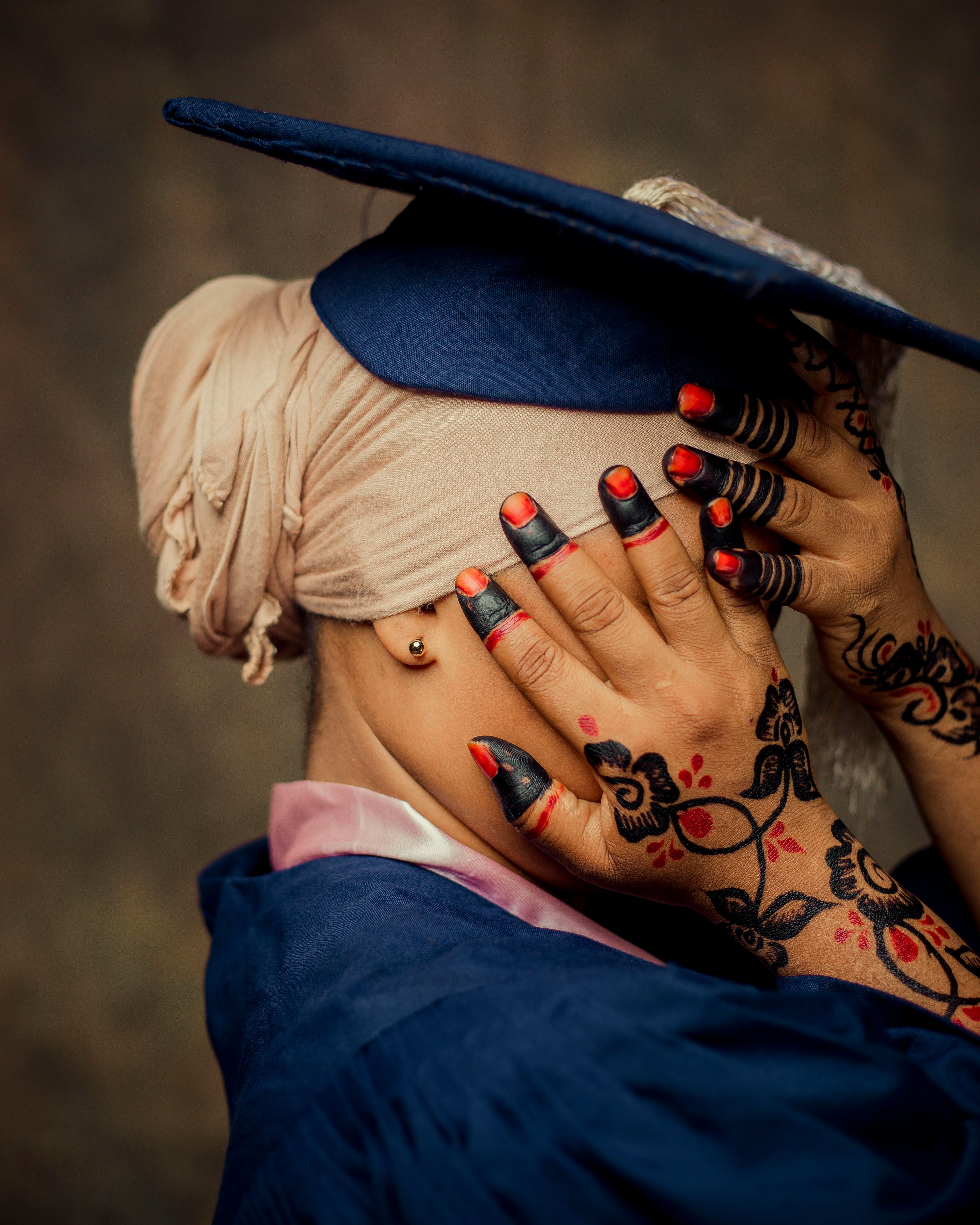 Retrato De Graduación Con Arte De Henna · Foto de stock gratuita