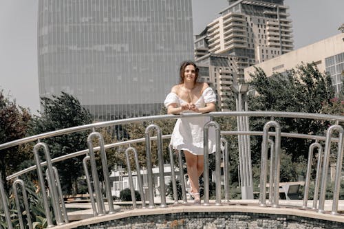 Wanita modis berpose di trotoar