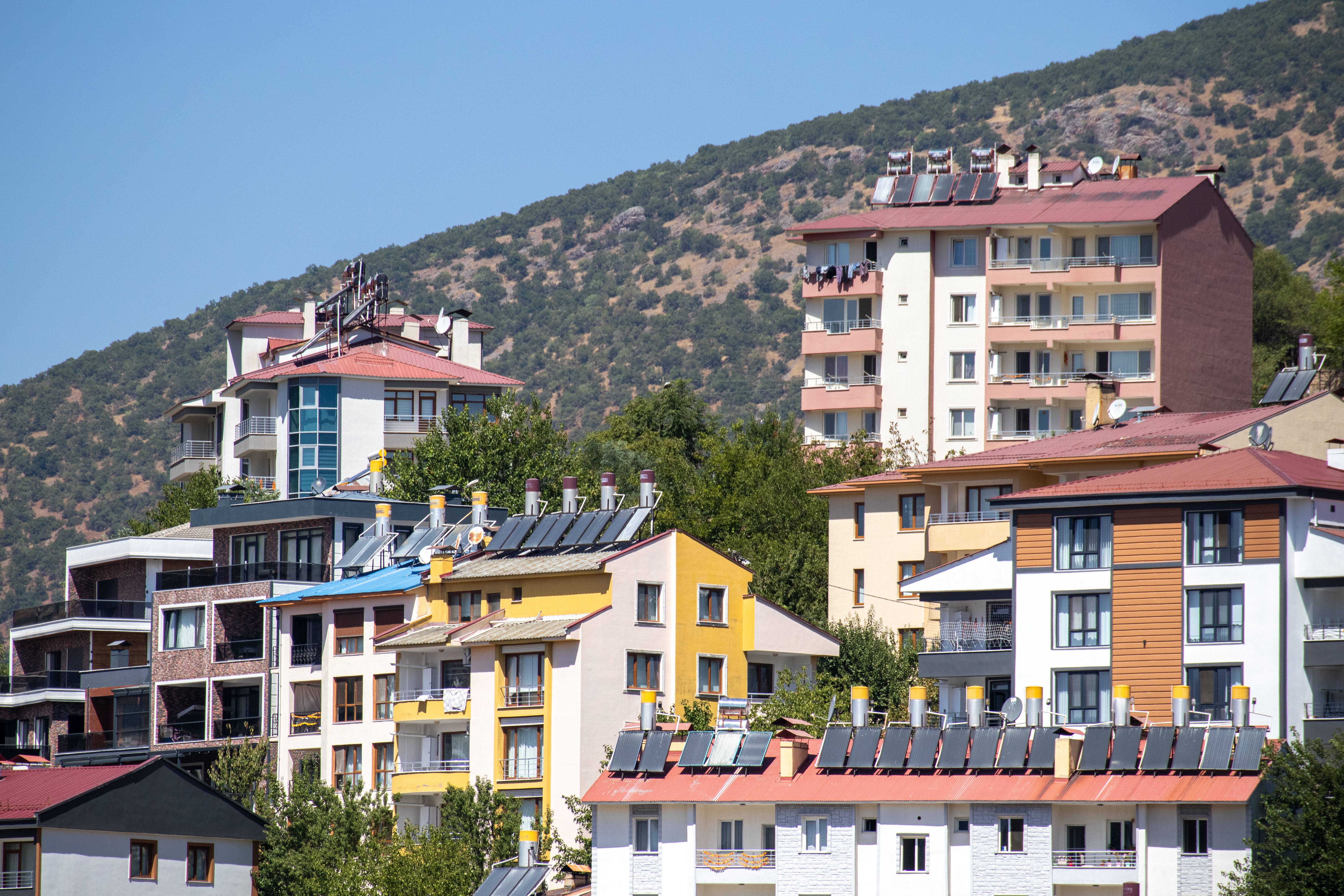 Bâtiments résidentiels colorés sur fond de montagnes à Tunceli, en Turquie.