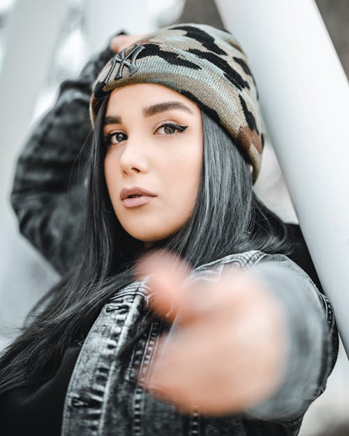 Foto Wanita Mengenakan Beanie Kamuflase