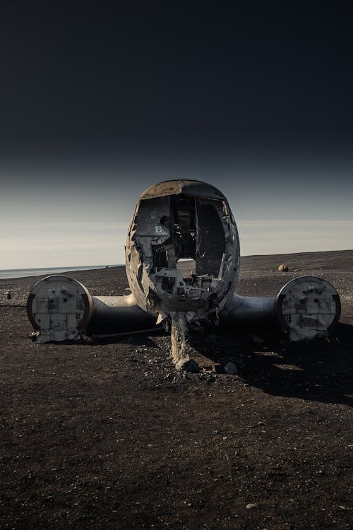 Weißes Flugzeug Auf Sand