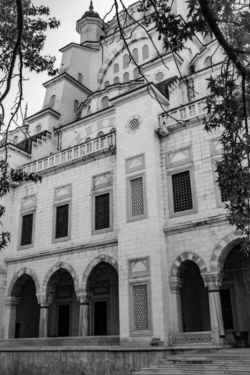 Free Stunning black and white photo of a mosque showcasing intricate architectural details. Stock Photo
