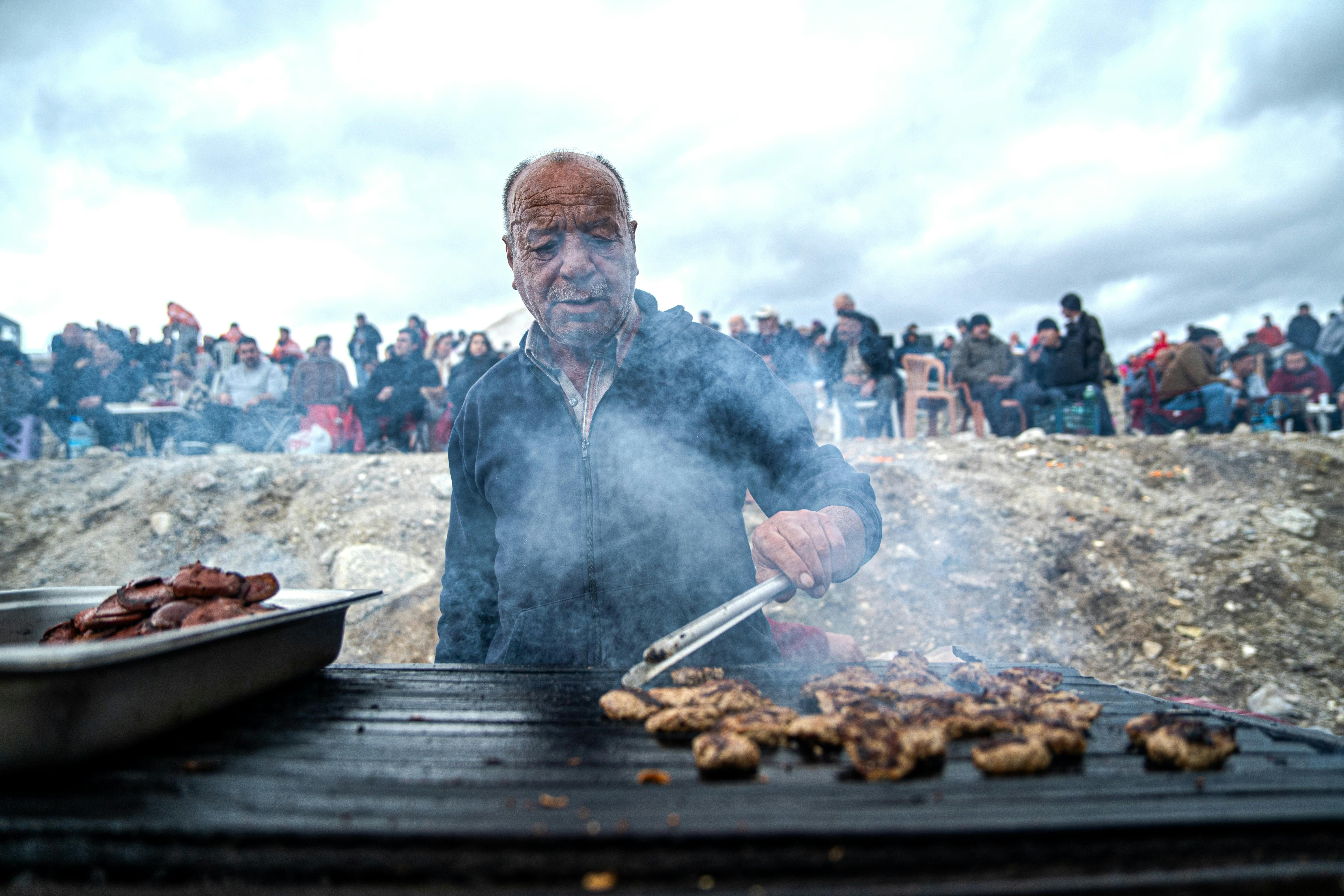 中職新人鈴木駿輔業餘首日遭狂打擊 獨自喝酒吃燒肉療癒心情 還學會用載具生活小技巧
