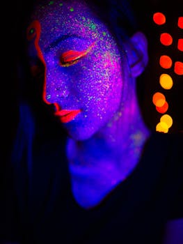 一幅艺术肖像，画着霓虹灯般的面部彩绘，被鲜艳的色彩和散景灯光照亮