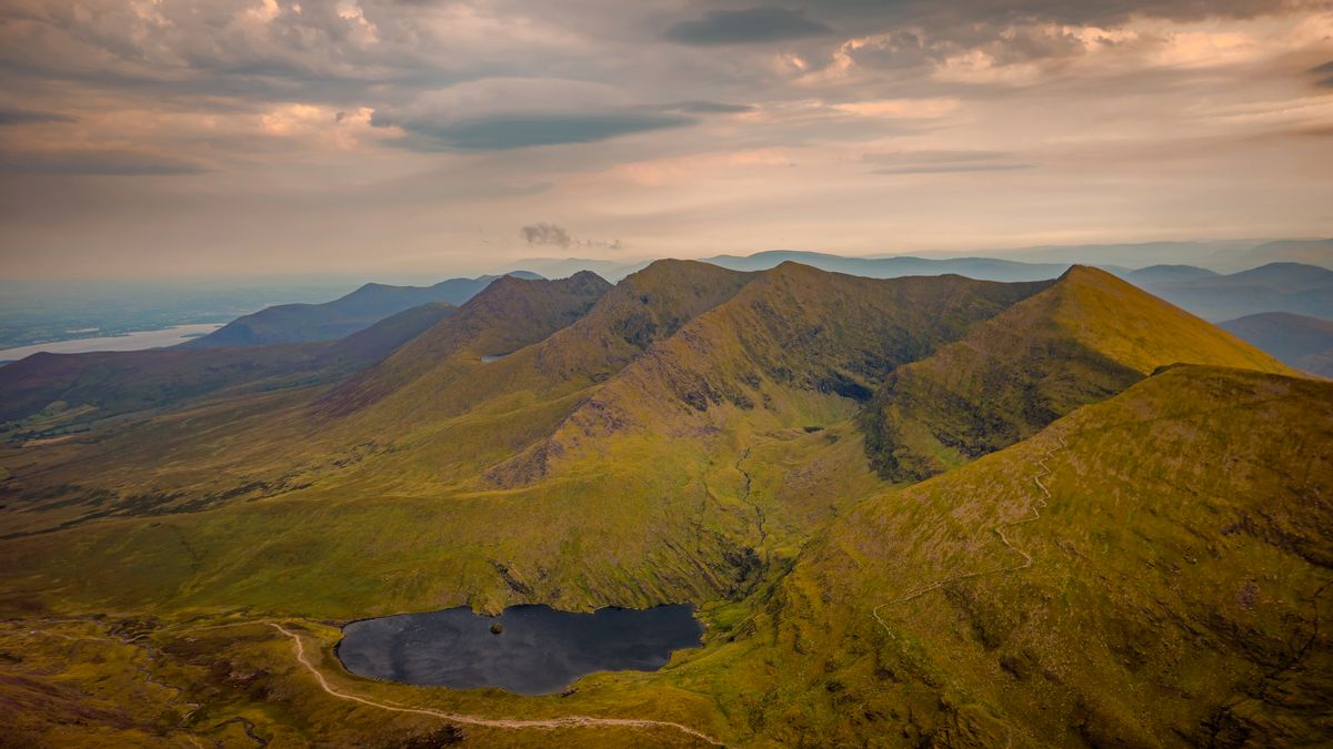 Vue aérienne des MacGillycuddy's Reeks au coucher du soleil, massif du Carrauntoohil, comté de Kerry