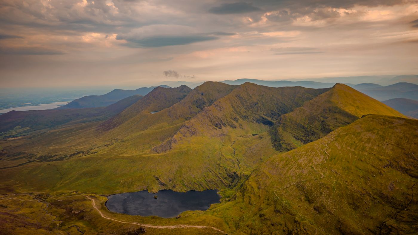 Vue aérienne des MacGillycuddy's Reeks au coucher du soleil, massif du Carrauntoohil, comté de Kerry