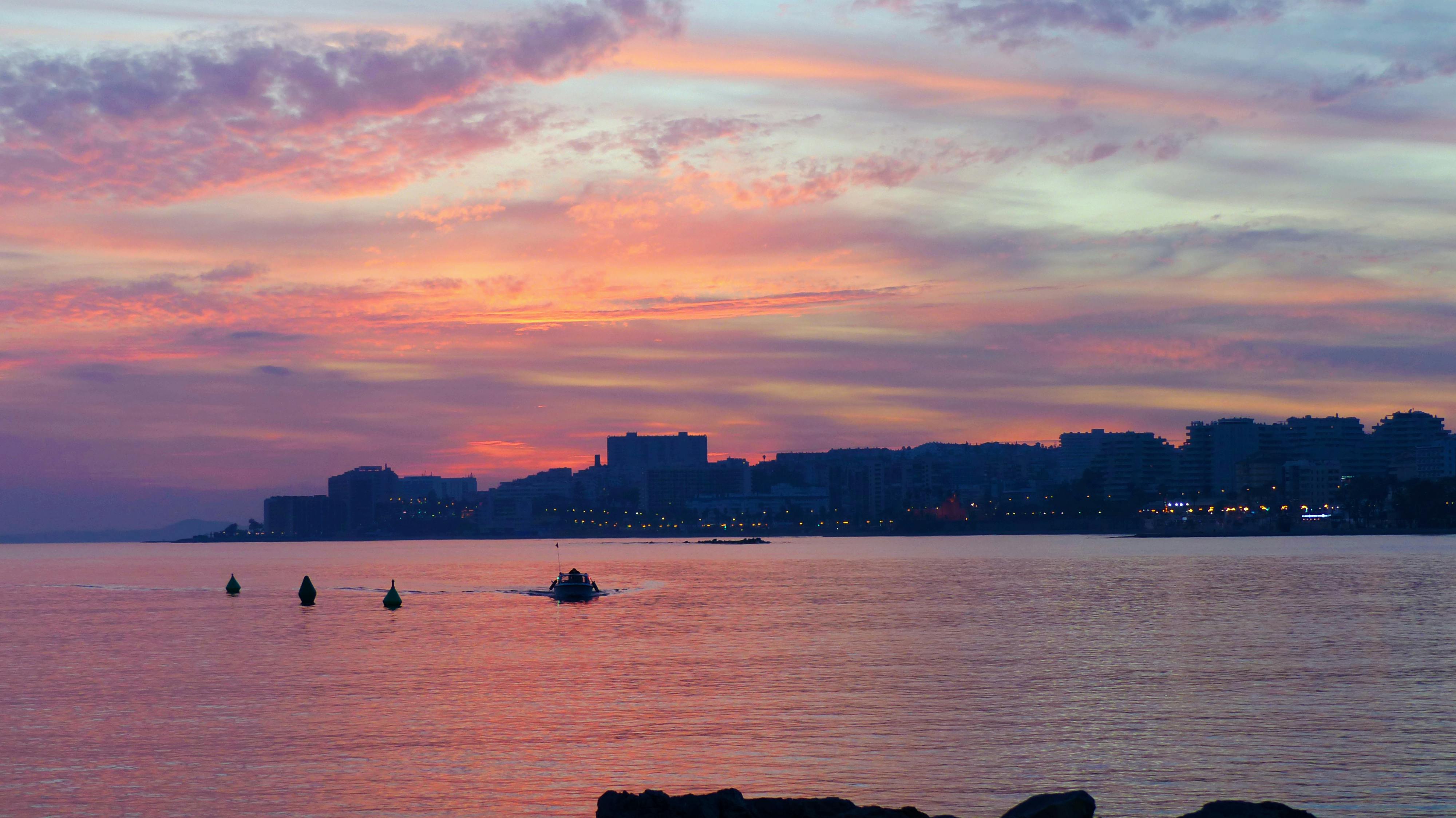 فانوس رمضان مصري تقليدي مزخرف بإضاءة دافئة