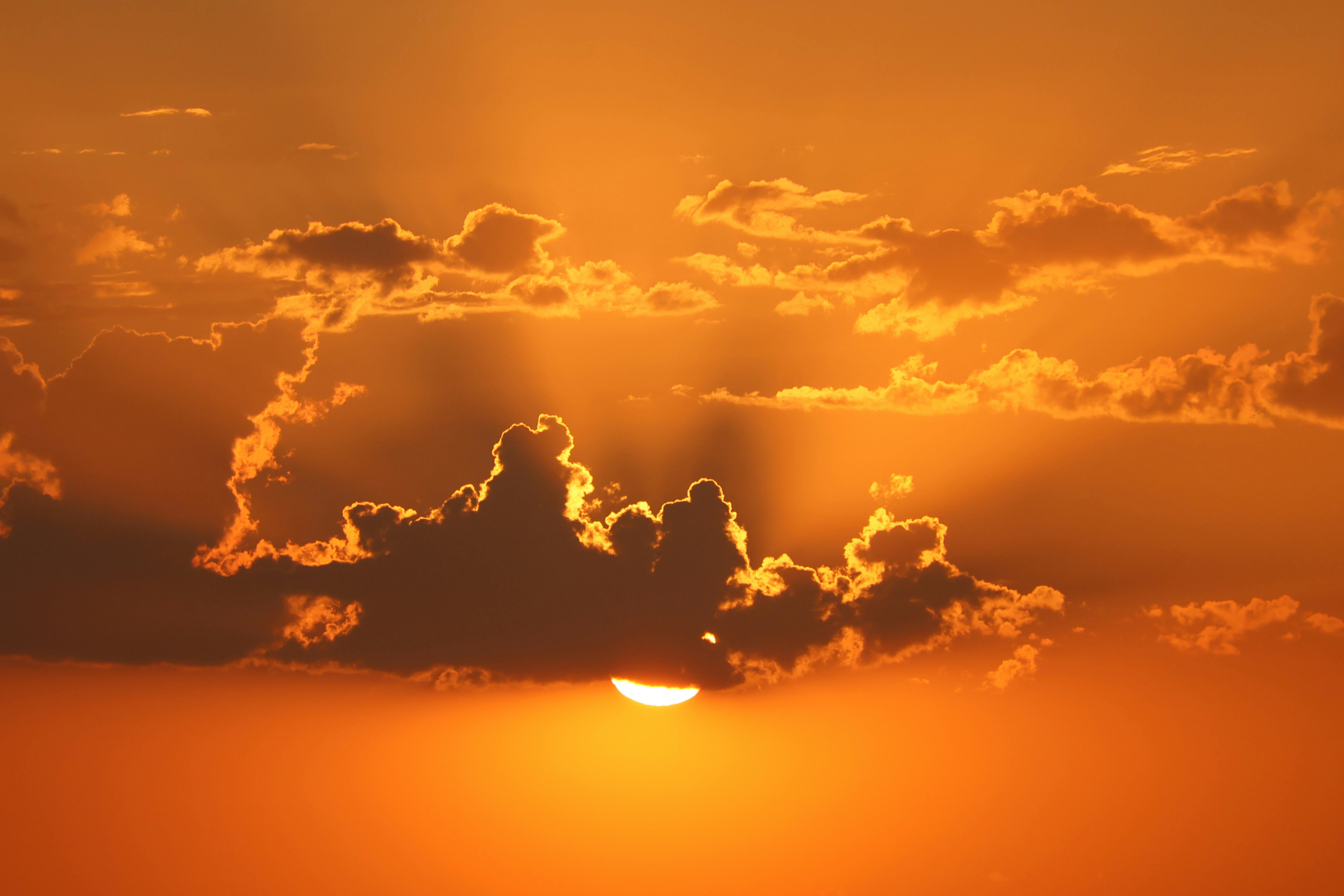 免費 太陽落入雲層後，在斯洛維尼亞伊佐拉上空形成一片絢麗的天空，景色令人嘆為觀止。 圖庫相片