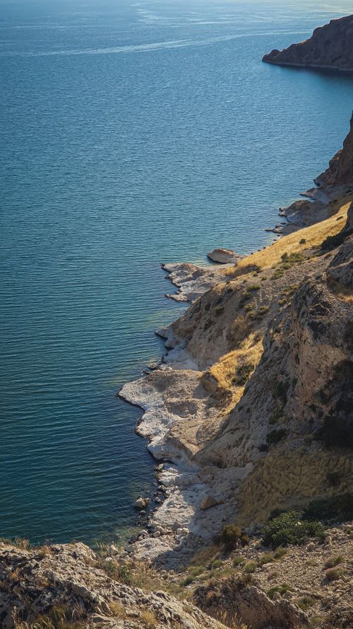 Free A breathtaking view of coastal cliffs with the blue ocean expanding into the horizon, showcasing natural beauty. Stock Photo