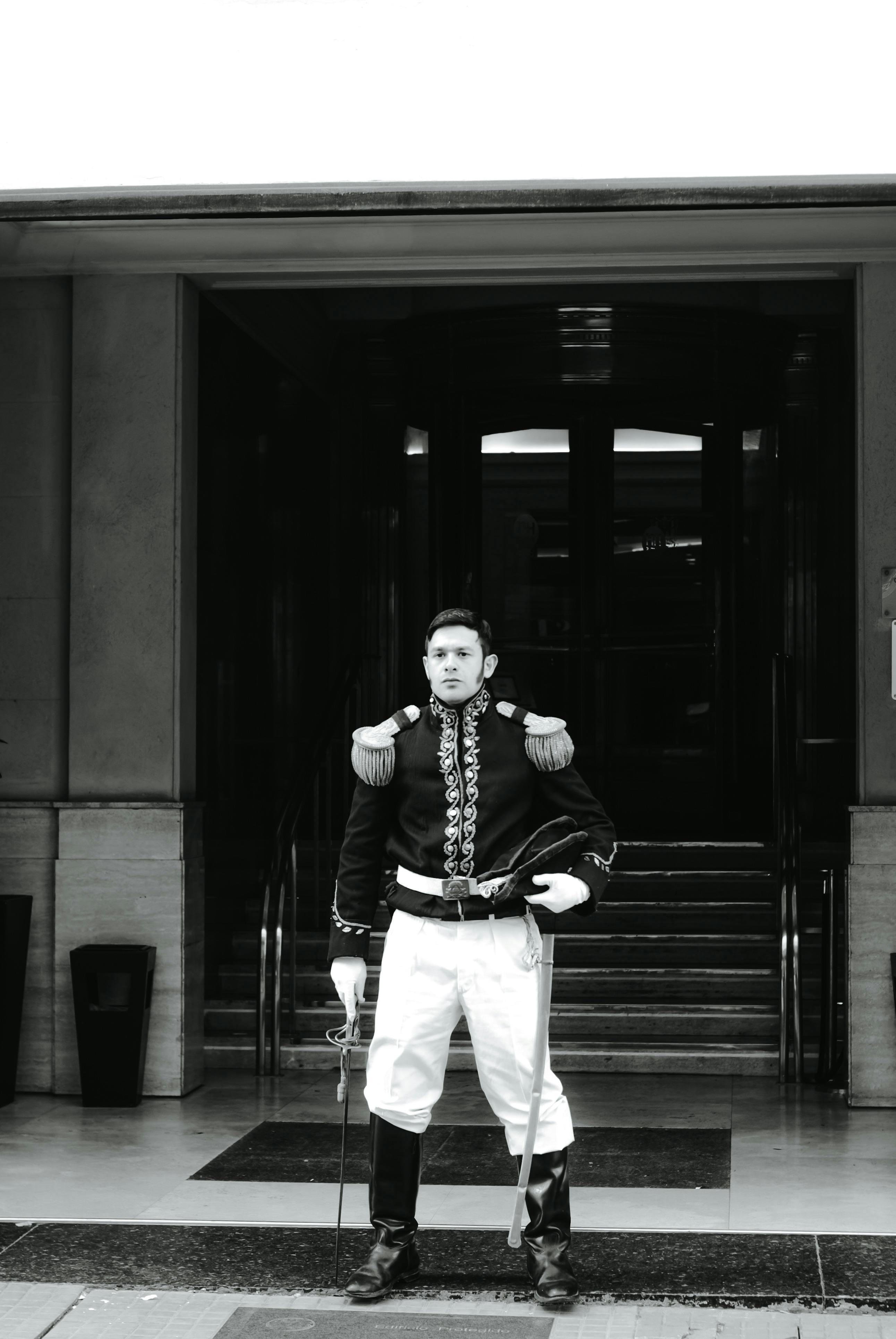grátis Foto em preto e branco de uma guarda tradicional em Buenos Aires, exibindo a herança cultural. Foto profissional