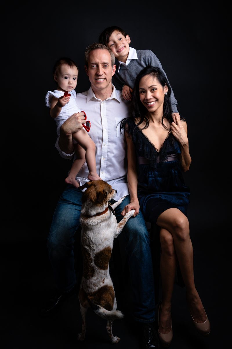 Çocuklarıyla birlikte poz veren mutlu bir aile ve köpeği