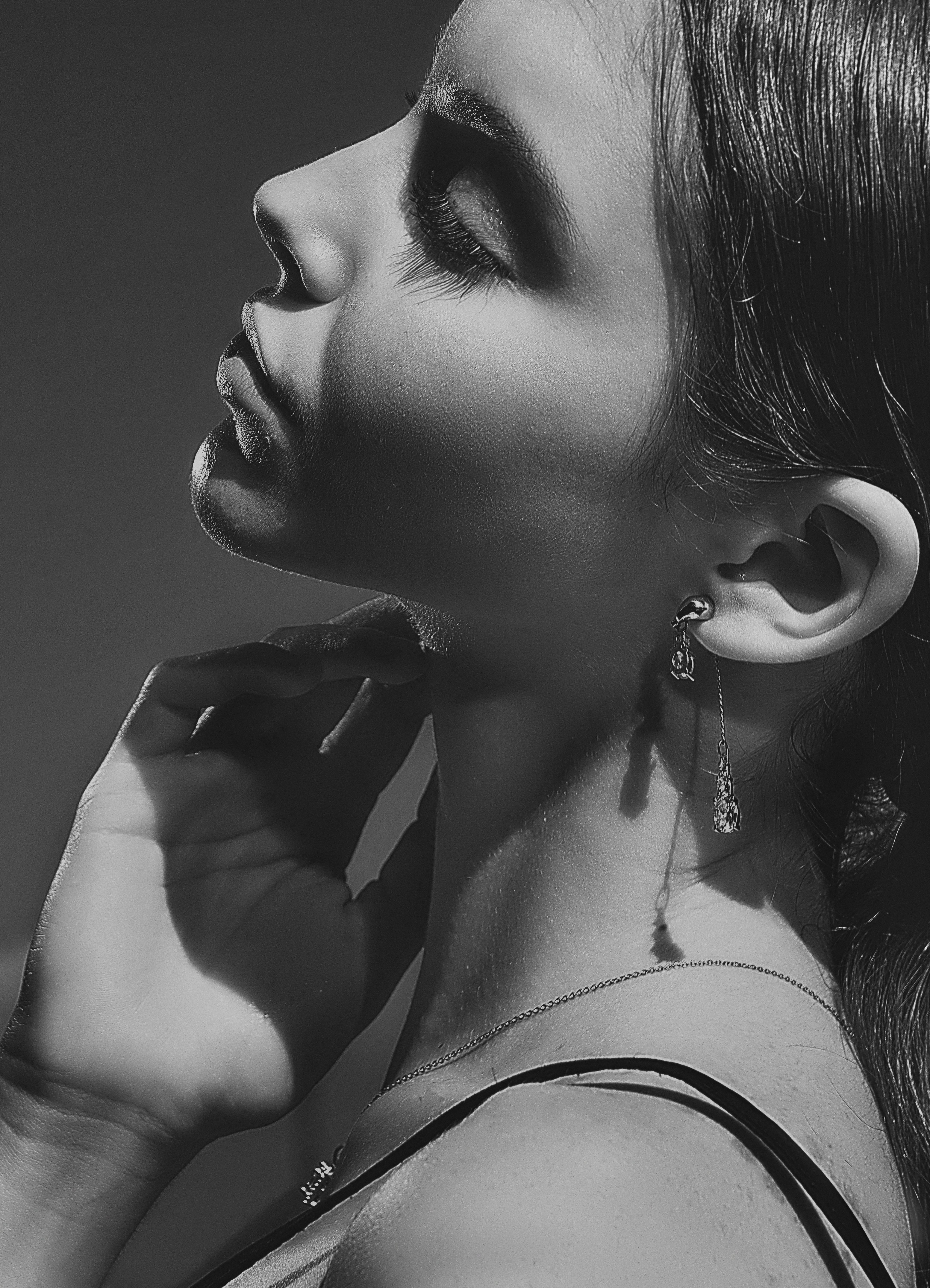 Retrato En Blanco Y Negro De Una Mujer Contemplativa · Foto de stock ...